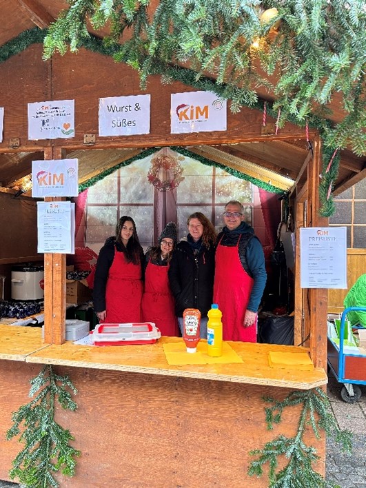 KiM Stand auf dem W-Markt mit unseren Mitarbeitern(von links) Sara Ceranic, Corinna Rosche-Grimm, Bernhard Fritzenschaft und (in der Mitte) Frau Christiane Bondzio von der Stadtjugendpflege