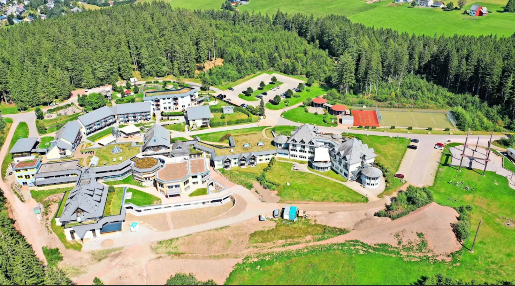 Das neue Therapiezentrum passt harmonisch ins Gesamtbild der Reha-Einrichtung in Schönwald. Foto: Katharinenhöhe