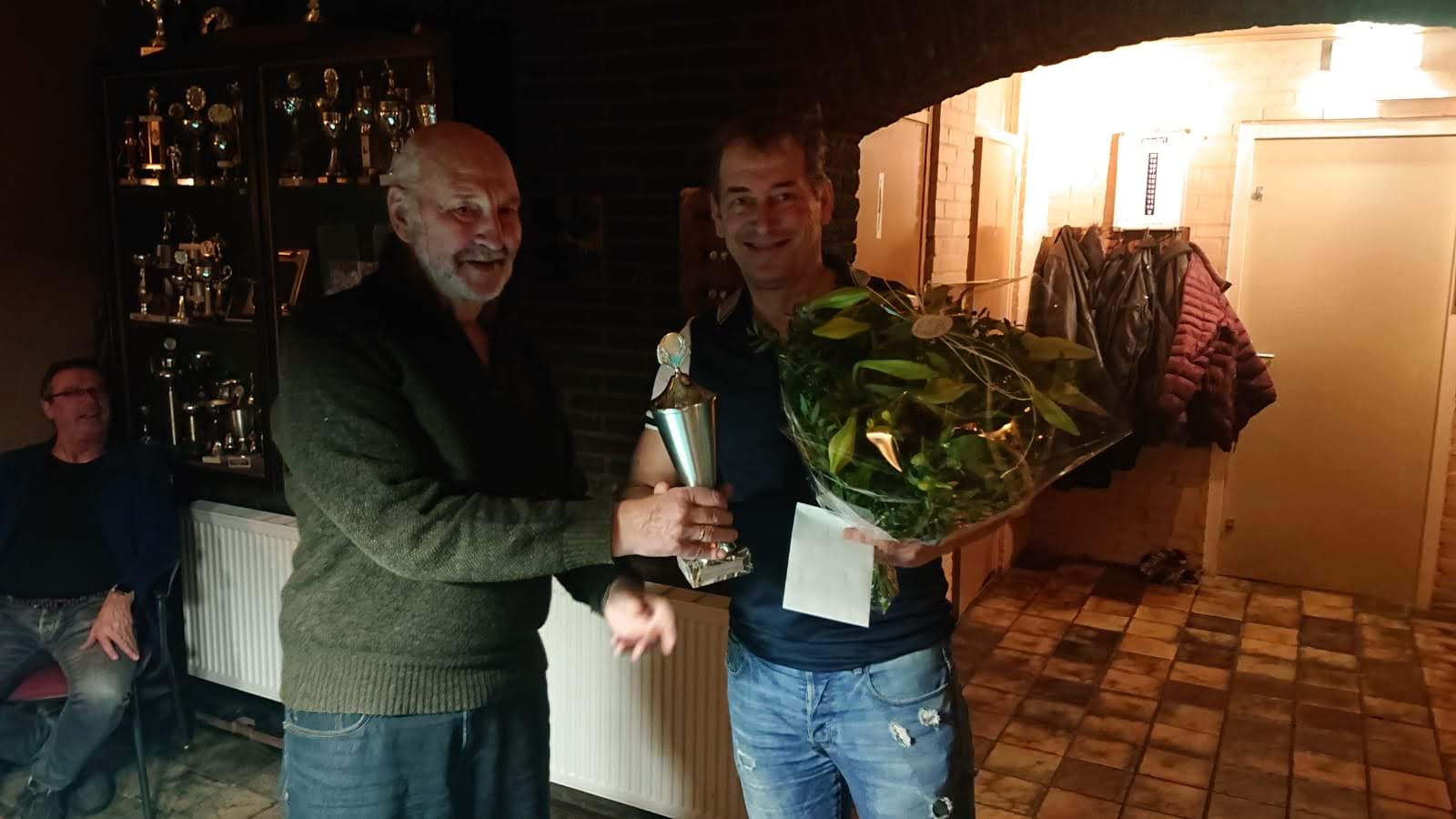 Martin overhandigd Chris zijn bloemen voor zijn kampioenschap in het bandstoten en zijn beker