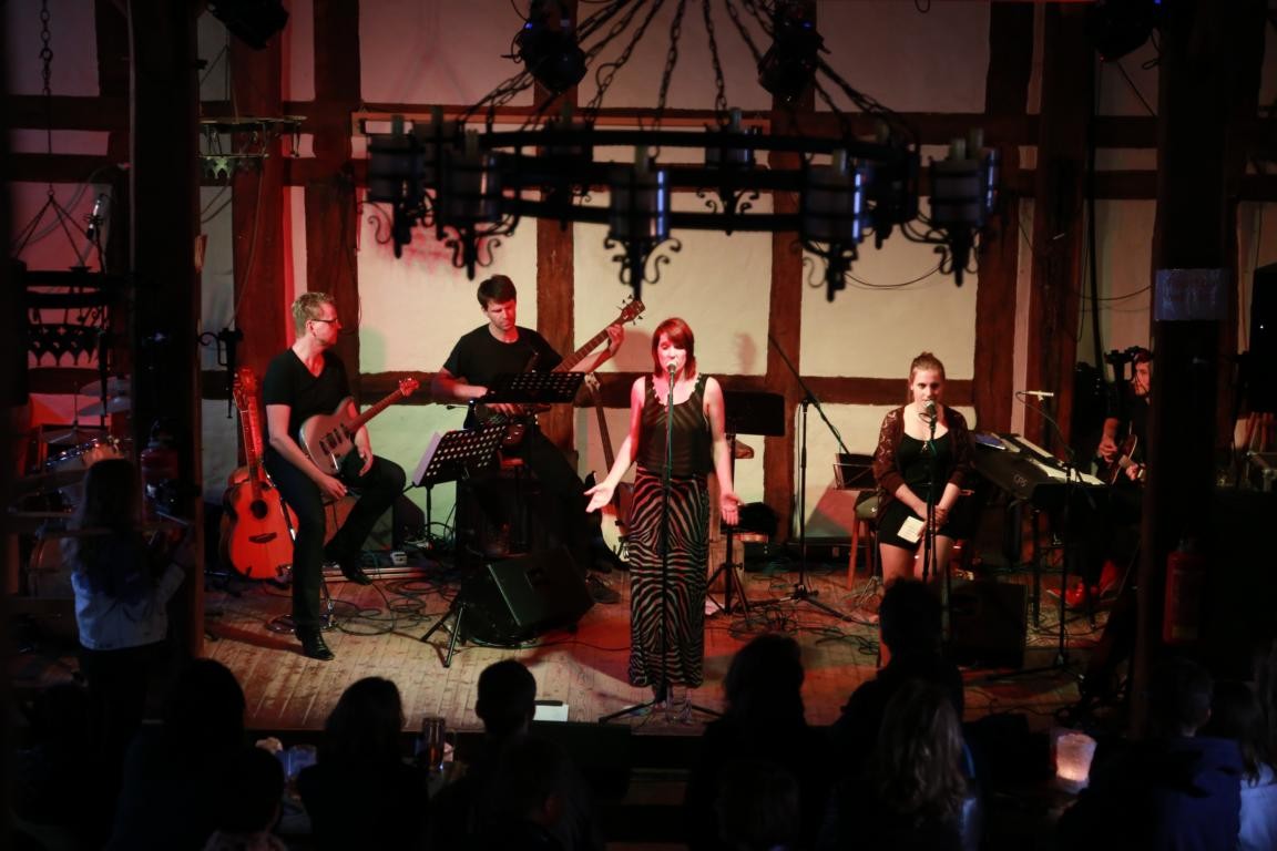 Poetess' Play und Band in der Tonenburg (Höxter/Albaxen) (© Stefan Höntzsch)