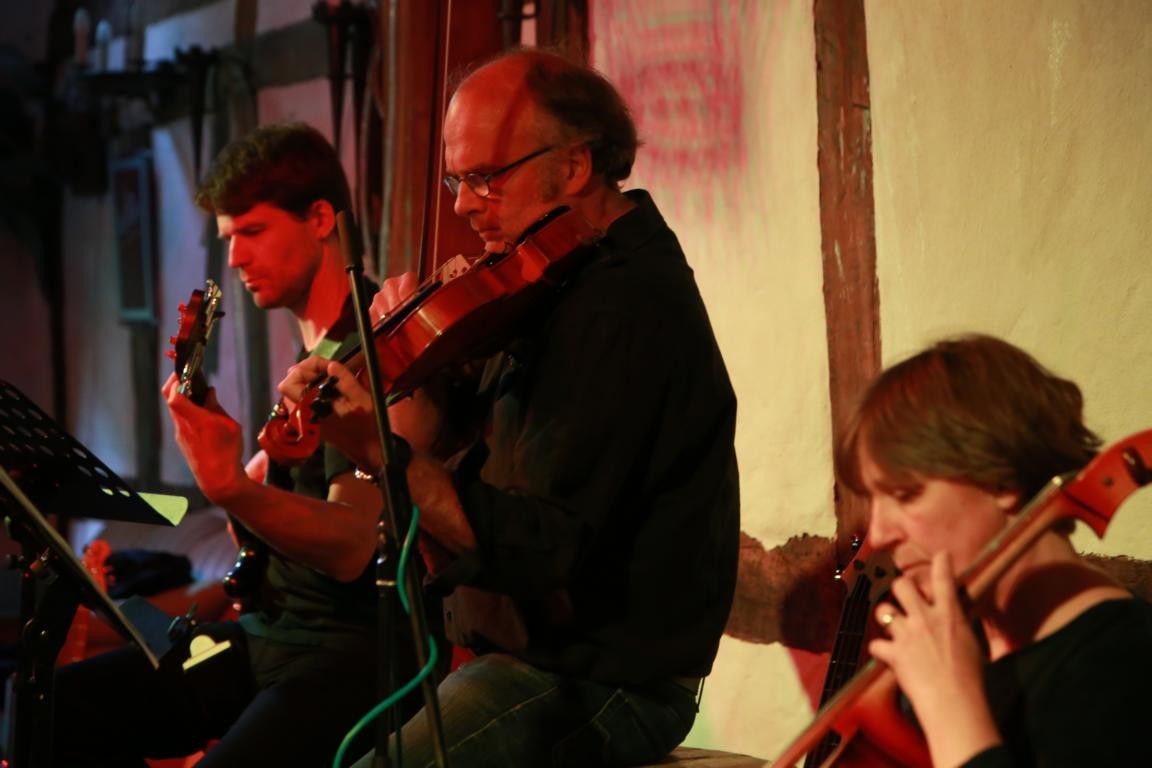 v.l.n.r. Martin Biedermann (Bass), Tilman Wittkopf (Viola), Ina Wittkopff (© Stefan Höntzsch)