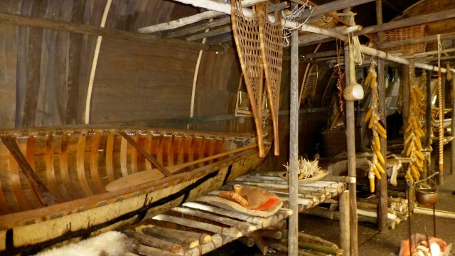Kulturbereich „Nordöstliches Waldland“   Ein originales 17 Fuss Birkenrindenkanu der A´nish´nabe (Ojibway), ausgestellt in einem Huronen Langhaus   COPYRIGHT: Thomas Merbt 