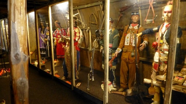 Irokesenvitine im begehbaren Langhaus  mit lebensgroßen Figuren und Originalexponaten 1700-1960 der Irokesen-Liga        COPYRIGHT: Thomas Merbt 