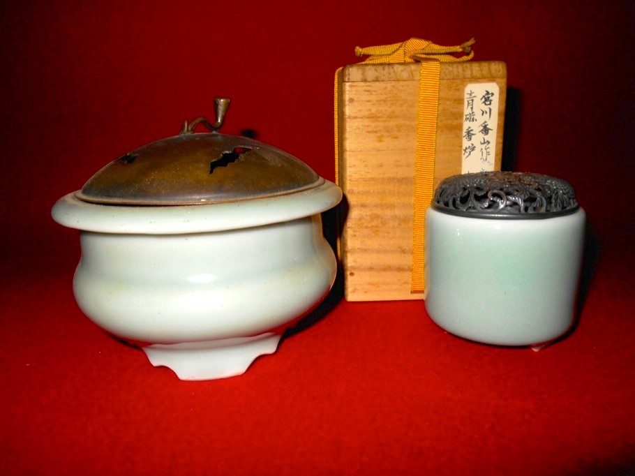 香炉　青磁香炉　宮川香山「真葛」印銘 香山は天保13年（1842）京都の真葛ヶ原に生まれ、父は陶工 宮川長造。19才の時、父、兄が亡くなり家業を継ぎました。亡き父が朝廷用の茶器を製作しており「香山」の称号を受けていたため、初代香山を名乗り、色絵磁器、陶器を製作。25才（1866）の時、幕府から御所献納の品を依頼されるまでの名工となった。29才（明治３年）横浜に輸出向けの真葛工房を開いた。「高浮彫」と呼ばれる技法を生み出した。この技法は精密な彫刻を彫り込むことで新しい表現方法を確立しました。35才（明治９年