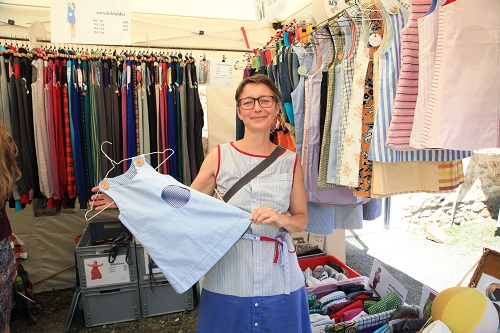 Anna  Pollack verarbeitet aus Herrenhemden vieles Neues, Kinderkleidung, Spielsachen, Damenkleidung