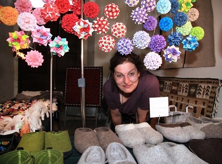 Ursula Meyer zeigt Textiles Handwerkskunst  aus östlichen Ländern , u.a. Origamikugeln aus Polen ,...