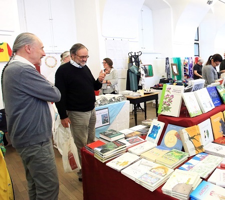 Richard Pils, Begründer des Verlags Bibliothelk der Provinz präsentiert höchstpersönlich eine Auswahl an Kinderbüchern,  Büchern übers Handwerk, u.a 