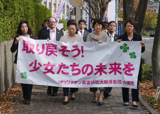 大阪地裁に入廷する原告団と弁護団