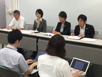山西大阪弁護団代表(左)とプレゼンテーション担当弁護士による記者会見