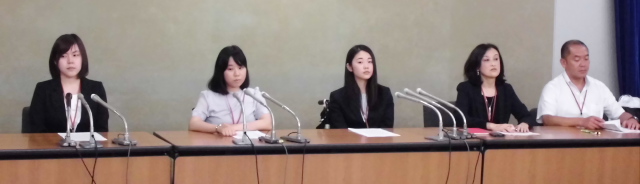 Interview at press club in Ministry of Health, Labour and Welfare (Second left: Ms. Nanami Sakai, Representative of National Plaintiffs Association)　June 14, 2018