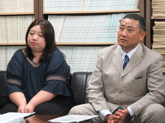 谷口鈴加名古屋原告団代表（左）と澤田勝則副代表