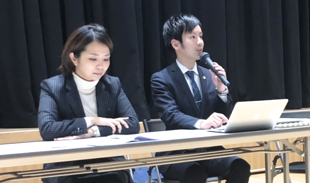 報告集会で法廷陳述内容を説明する島弁護士(右)