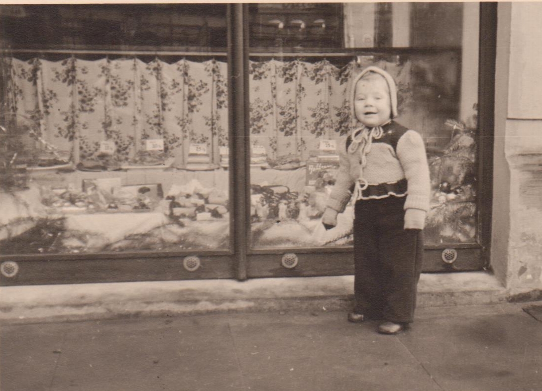 1951 vor dem Laden Bismarckstraße
