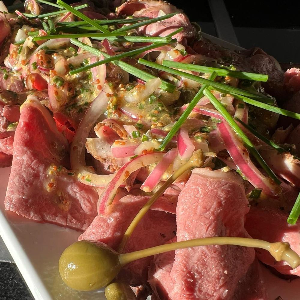 Feinschmecker geniessen verschiedene Tapas in entspannter Finca-Atmosphäre auf Mallorca