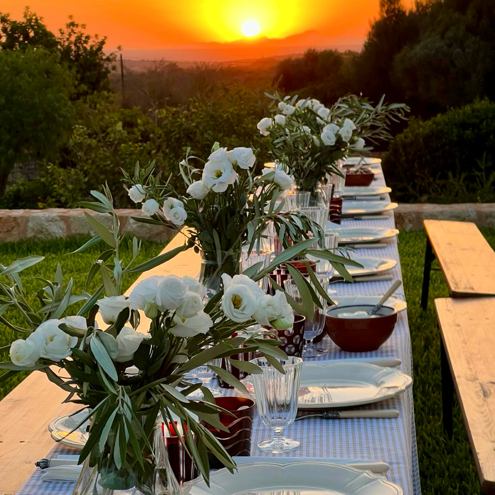 festlich gedeckter Tisch für exklusives Dinner auf der Finca Mallorca