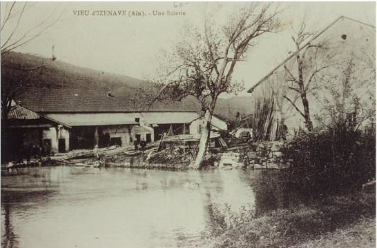 Le Moulin: Etang alimentant la scierie