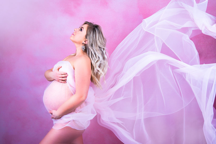 maternity shoot with wave