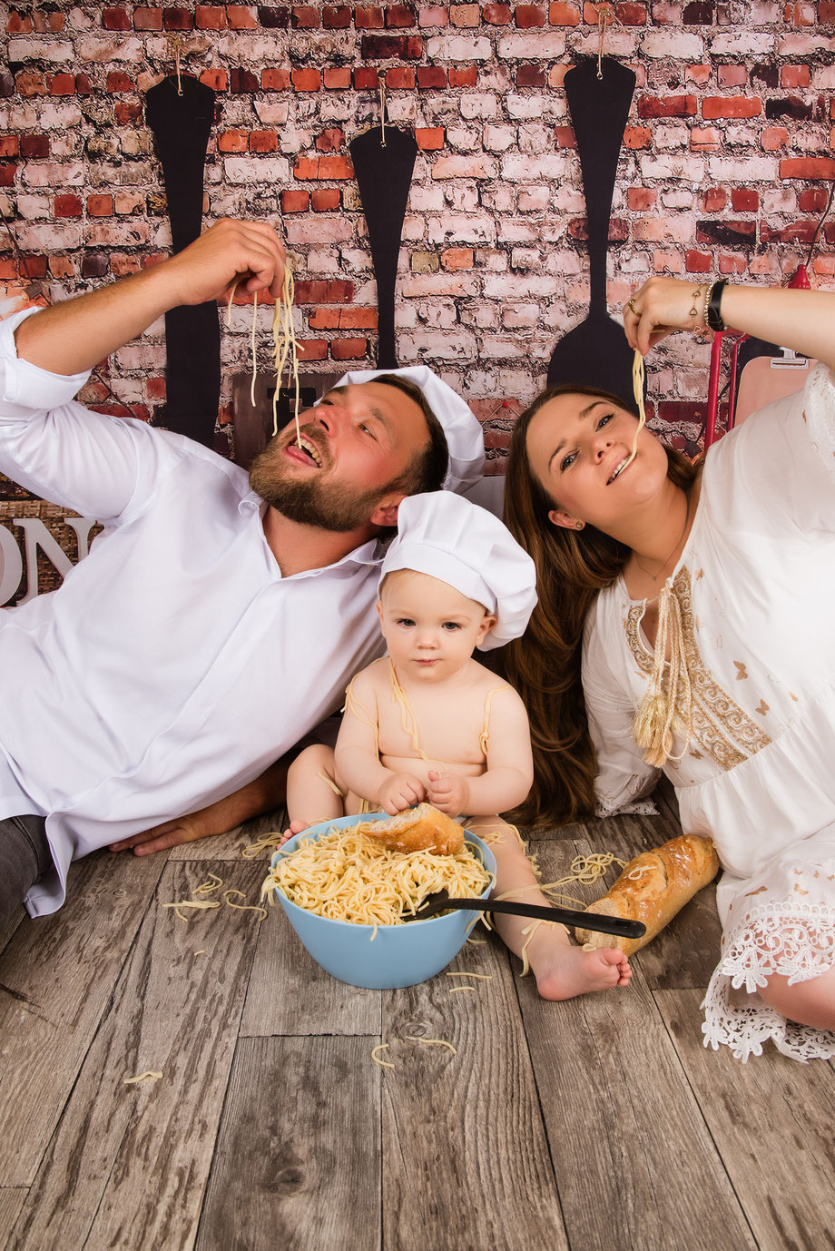 cake smash shoot with eating parents