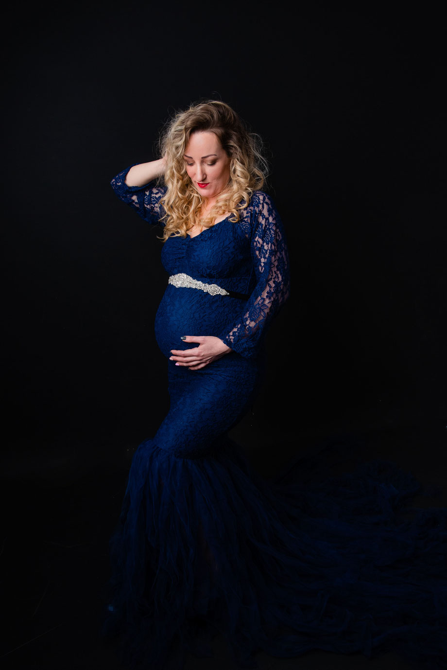 pregnancy shoot with blond hair