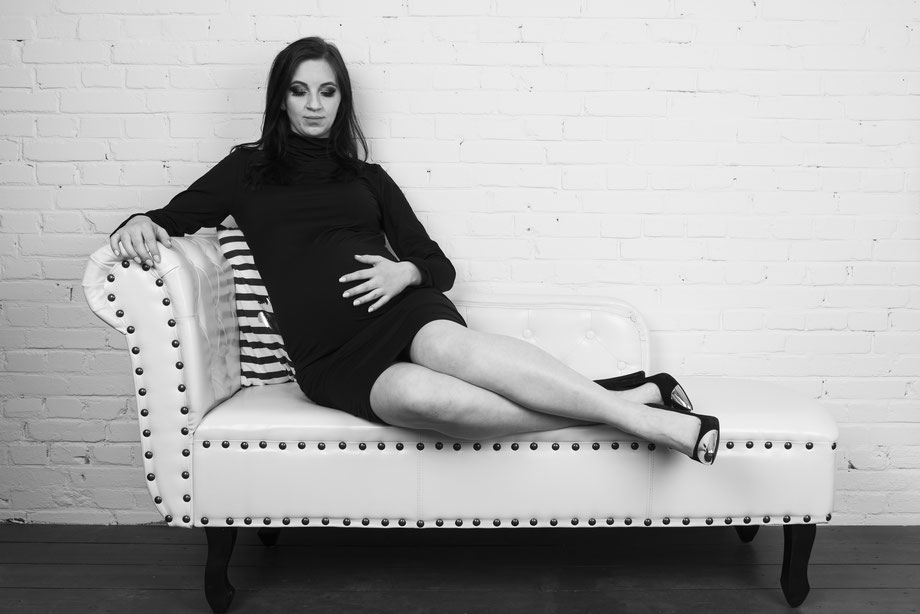 maternity shoot on couch