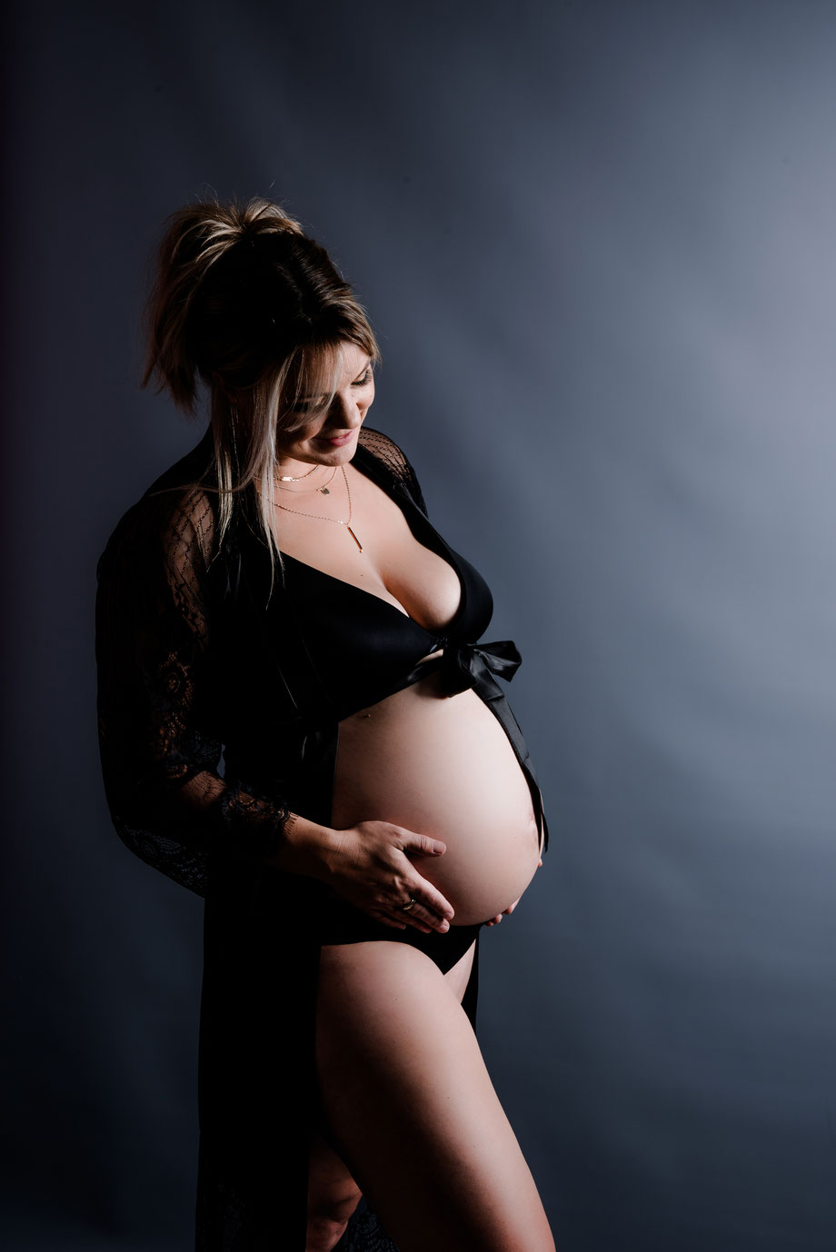 pregnancy shoot with belly