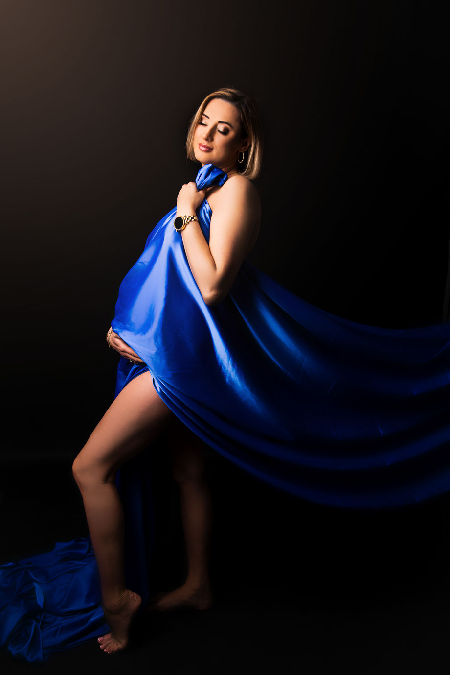 maternity shoot in blue fabric