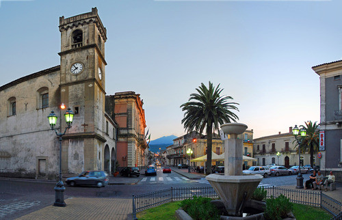 P.zza Municipio con Chiesa barocca di "S. Francesco di Paola" e piccola fontana