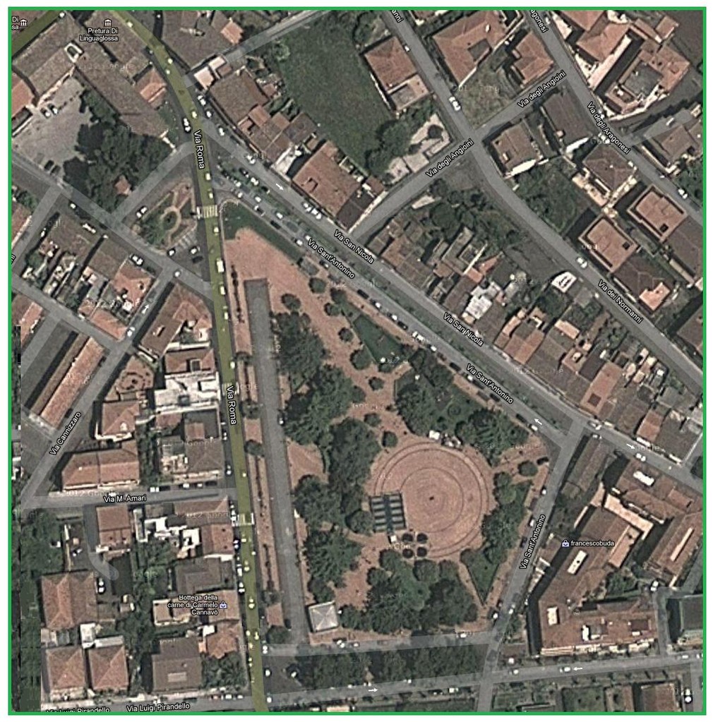 P.zza dei "Vespri Siciliani" (Villa Giardino) e il Municipio (in alto a sinistra). Veduta dall'alto.