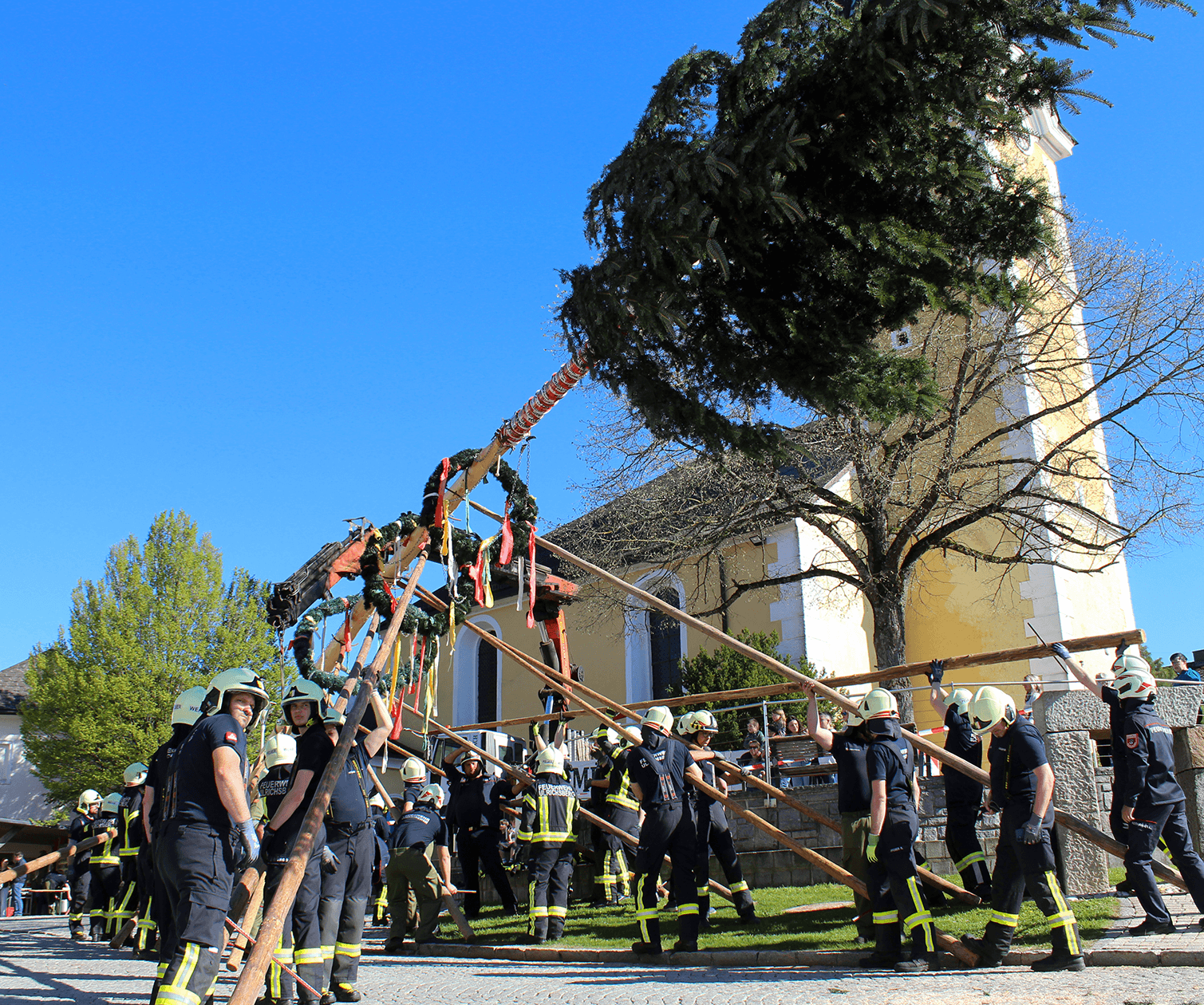 Maibaumaufstellen und Fahrzeugsegnung in Ulrichsberg