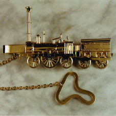 für Eisenbahn-Liebhaber: Lokomotive aus Gelbgold, filigran gearbeitet als Krawattenklammer