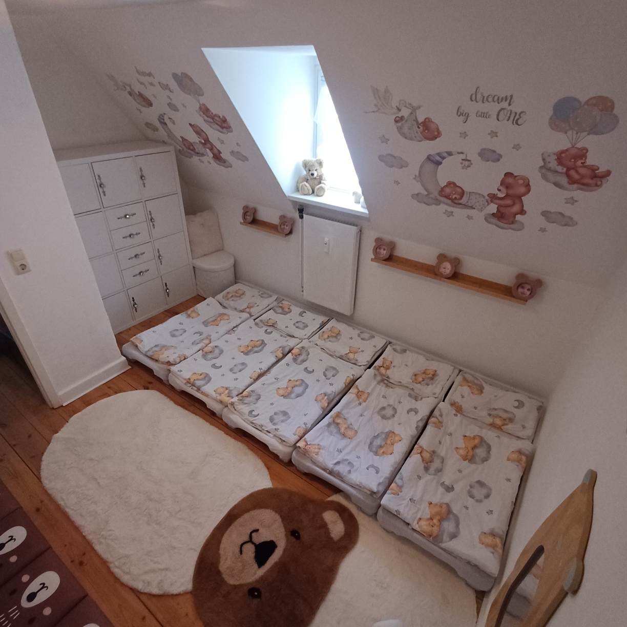Hier träumt die Teddybärenbande 