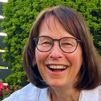 Beate Than lacht fröhlich – Coach für selbstbestimmtes Leben in der Lebensmitte