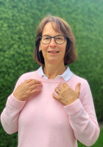 Beate Than klopft die EFT-Klopfpunkte unter dem Schlüsselbein