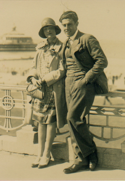Julie with Yunis Bahri in Scheveningen. In the background the old pier, the Wandelhoofd Queen Wilhelmina (1929)