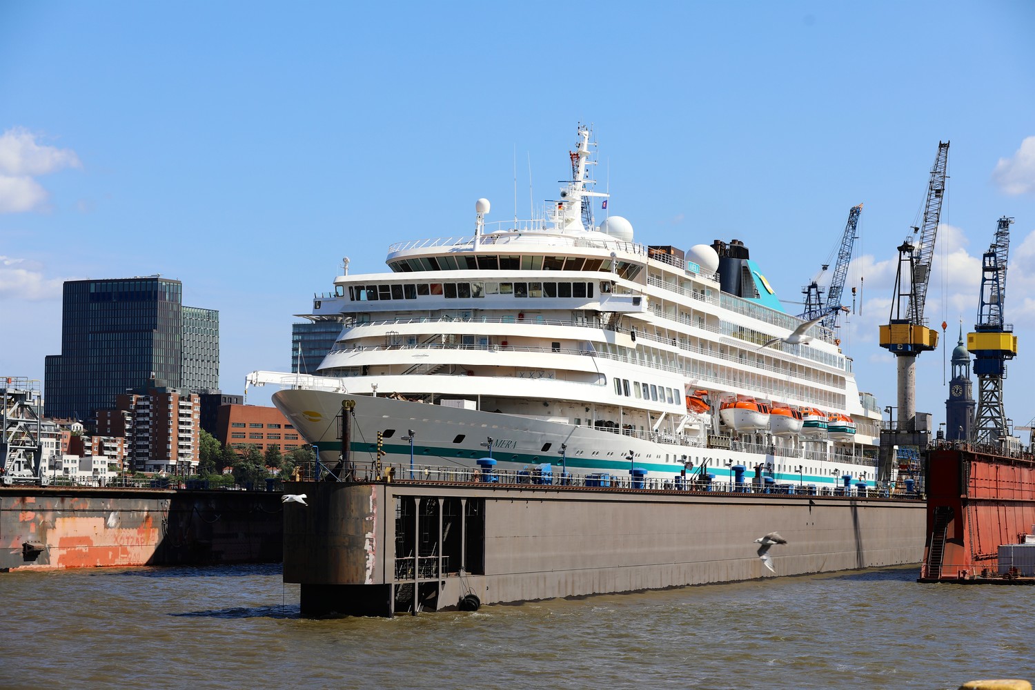 MS Amera hat das Blohm Voss-Dock in Hamburg verlassen - Cruise Paper