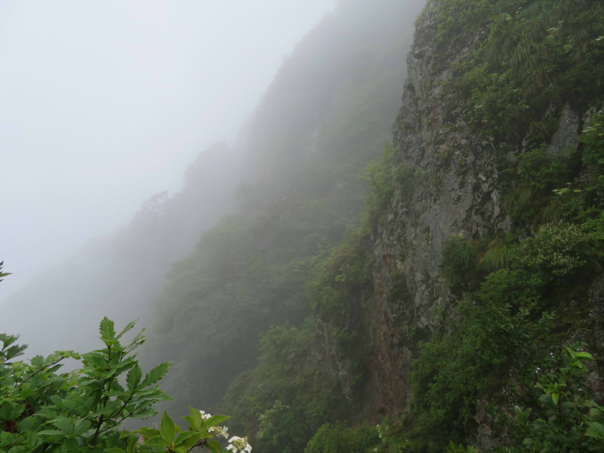 宝蔵ヶ岳から望む岩壁