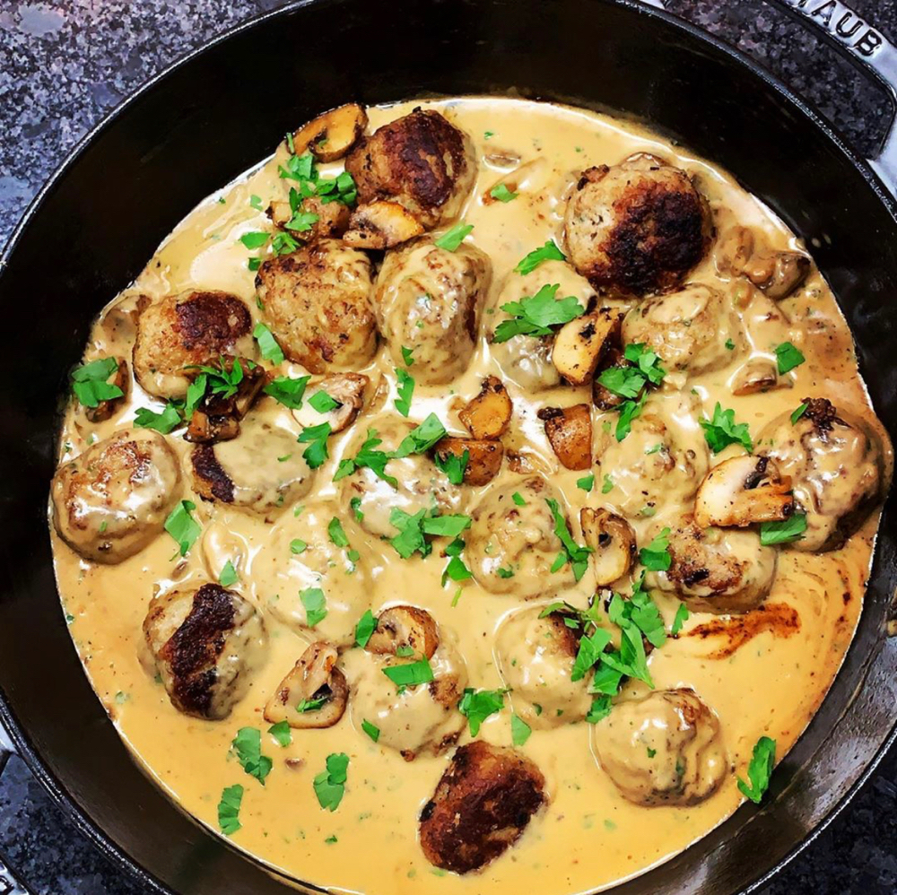 Frikadellen mit Champignons in Sherry- Pfeffer Sahnesauce mit frischen ...