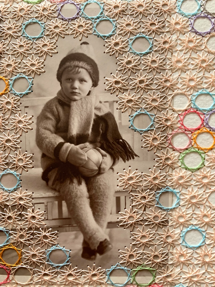 „WINTER BOY“, Detail, handbesticktes Vintagephoto auf Aquarellpapier, 20cm x 24cm (no.33/2024)