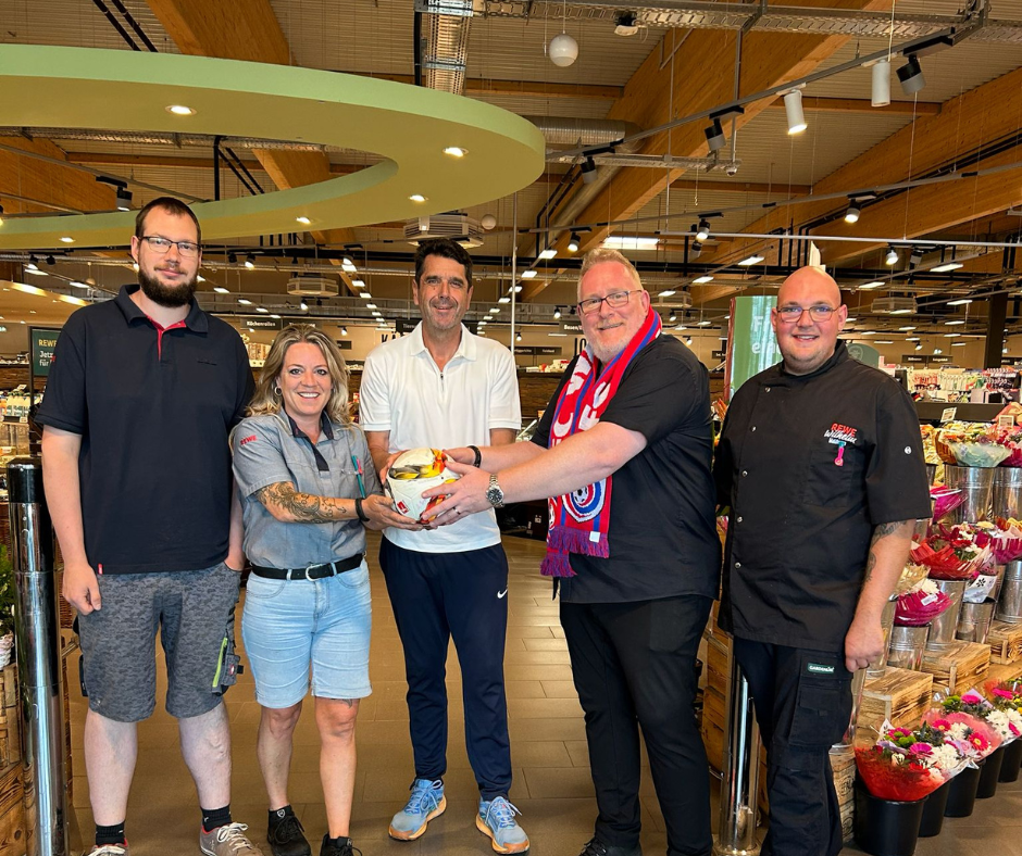 REWE Markt Waldbrunn unterstützt die Relegation des FC Waldbrunn
