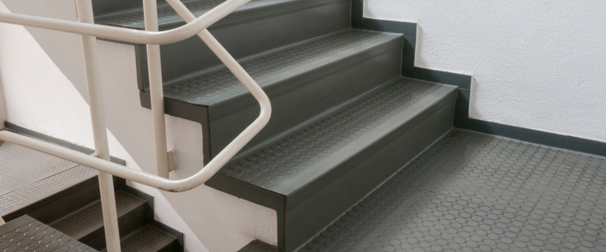 Treppenhausreinigung: Pflicht oder Empfehlung für WEGs?