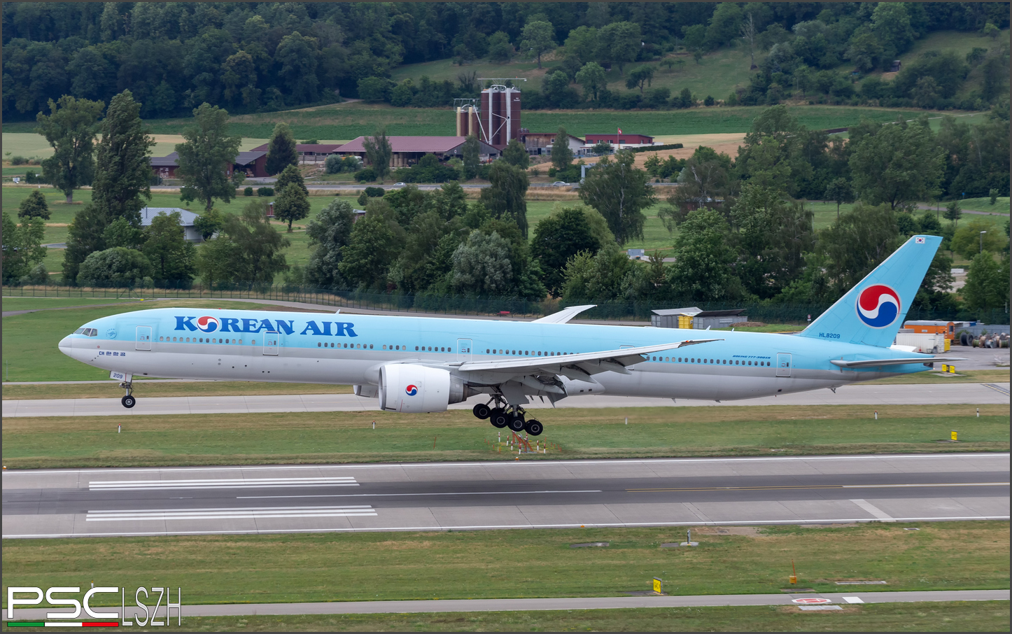 HL8209 B777-3B5ER 37646/875 Korean Air @ Zurich 07.2023 © Piti Spotter Club Verona
