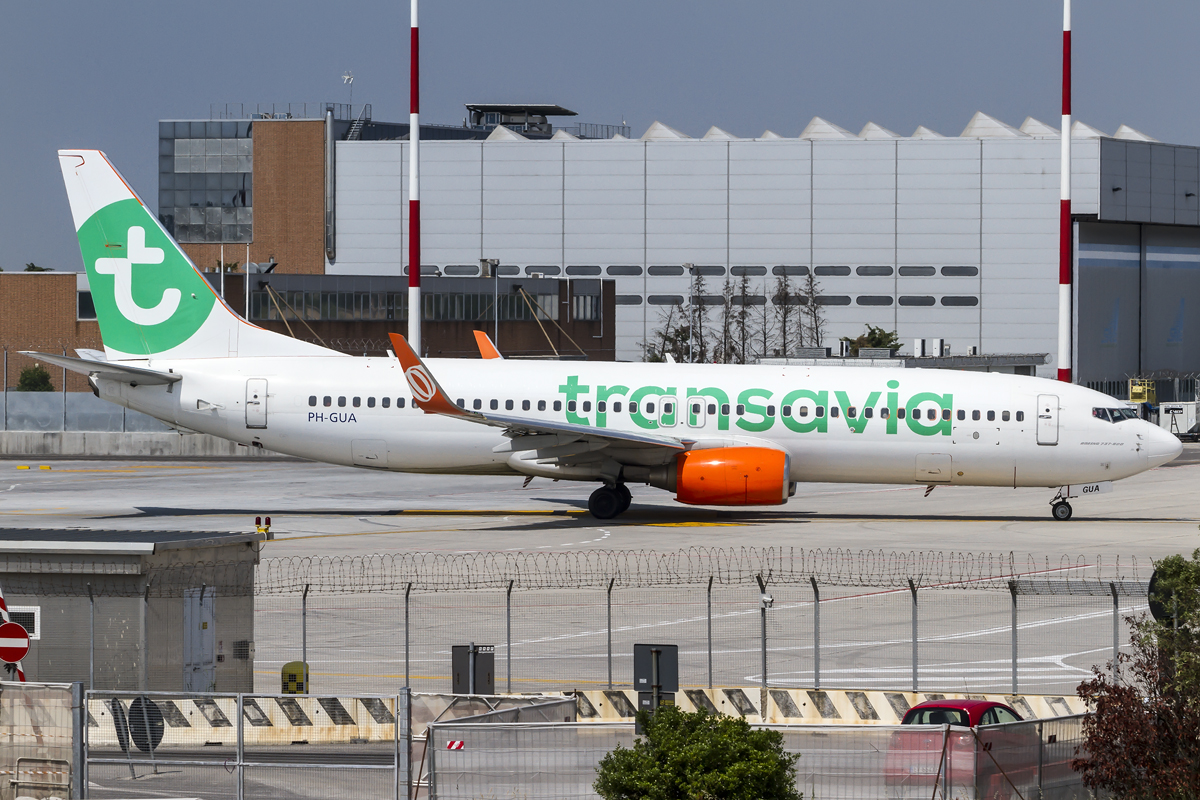 PH-GUA  B737-8EH  37601/3301  Transavia Airlines   © Piti Spotter Club Verona @ Venice Airport 06.06.2015  © Piti Spotter Club Verona
