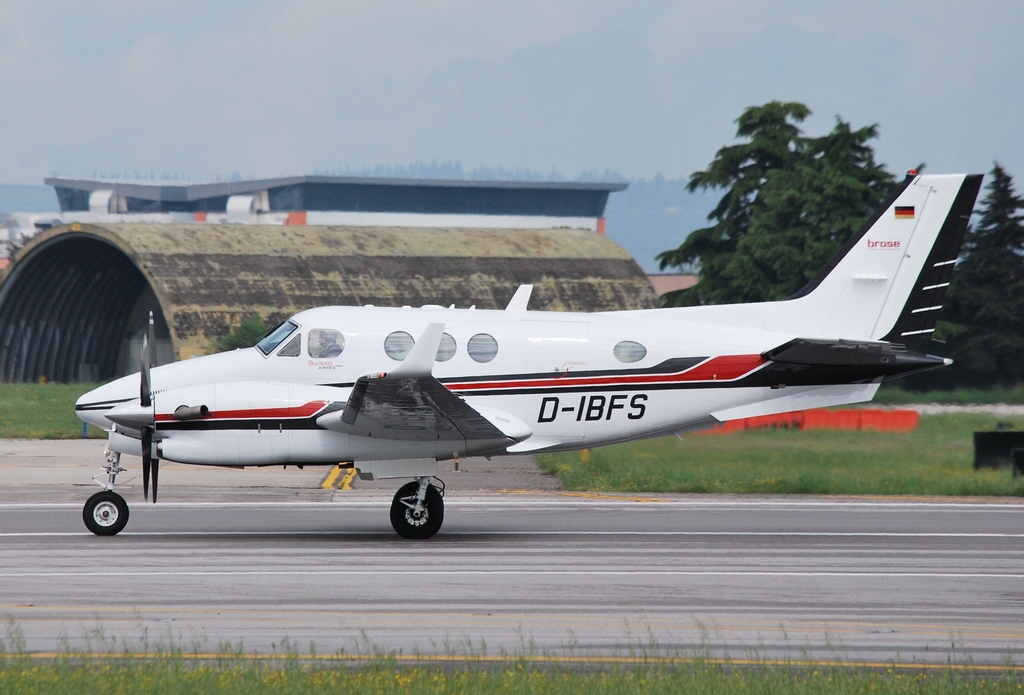 D-IBFS Beech C90GTx LJ-1948 Brose Fahrzeugteile GmbH @ Aeroporto di Verona © Piti Spotter Club Verona