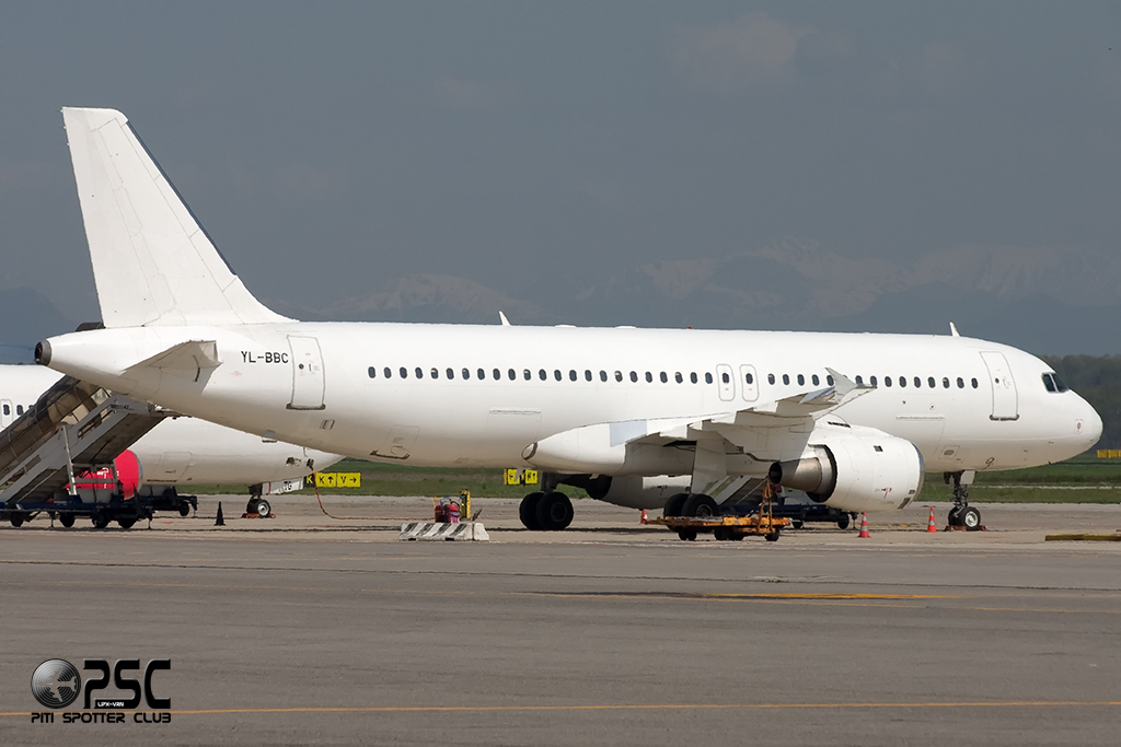 YL-BBC A320-211 142 SmartLynx @ Milano Malpensa Airport 06.04.2014 © Piti Spotter Club Verona