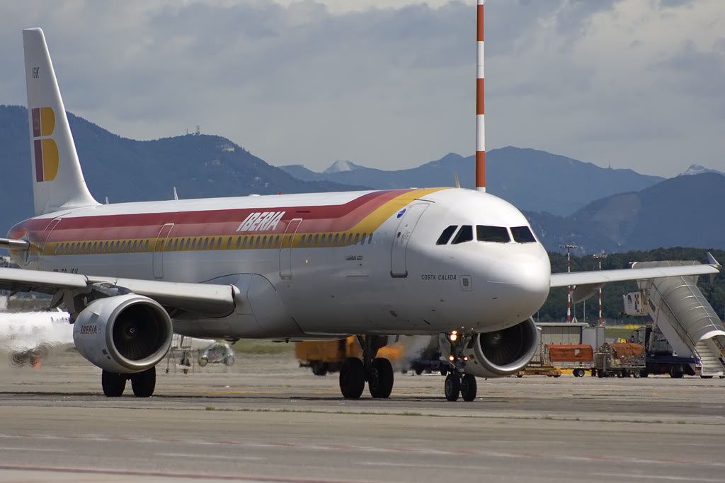 EC-IGK A321-213 1572 Iberia Líneas Aéreas de España @ Milano Malpensa Airport 07.2009 © Piti Spotter Club Verona