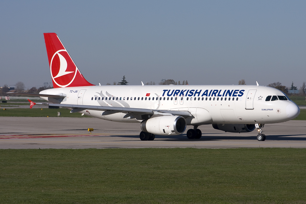 TC-JAI A320-232 3259 Turkish Airlines - THY Türk Hava Yollari @ Bologna Airport  03.12.2012 © Piti Spotter Club Verona