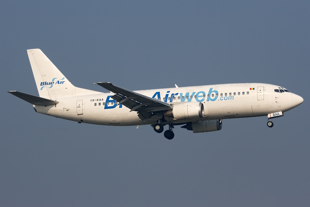 YR-BAA B737-33A 27267/2600 Blue Air