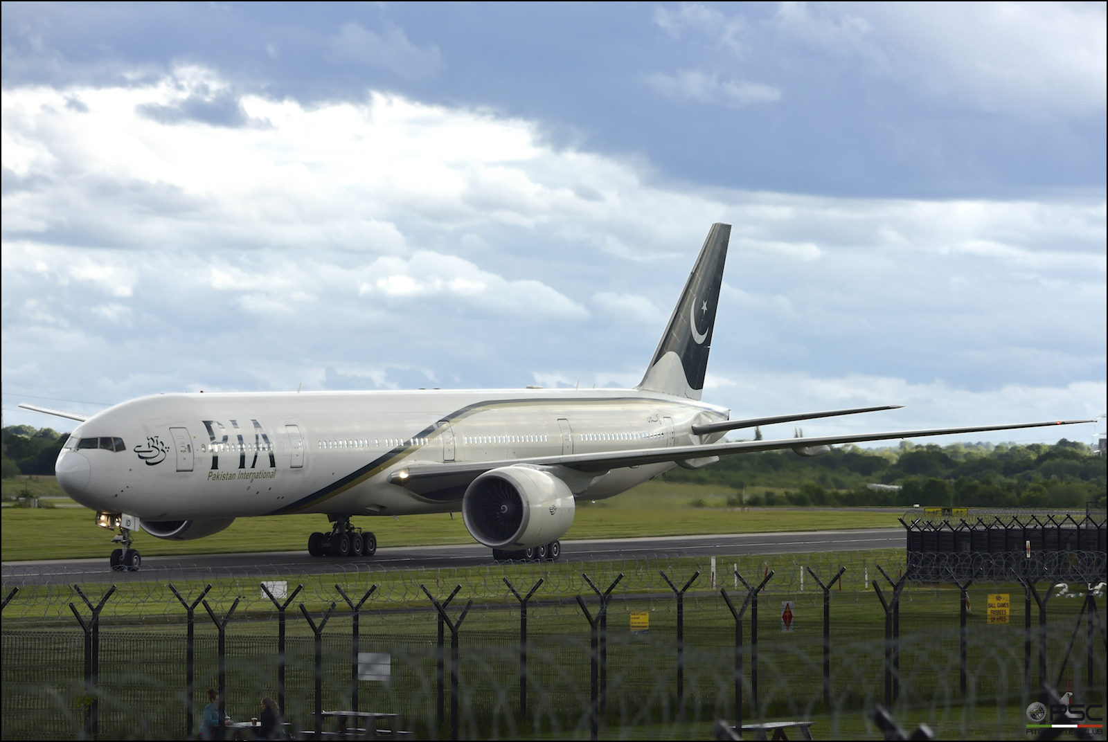 AP-BID B777-340ER 33780/705 PIA - Pakistan International Airlines @ Manchester Airport 21.06.2015 © Piti Spotter Club Verona