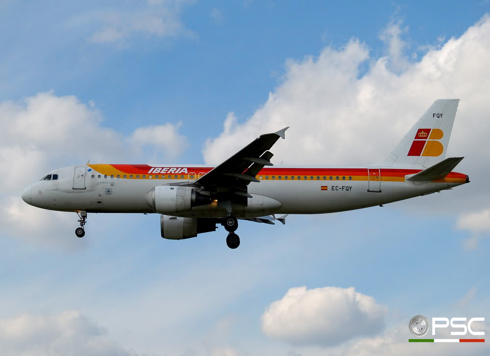 EC-FQY A320-211 356 Iberia Líneas Aéreas de España @ London Heathrow Airport 05.05.2007 © Piti Spotter Club Verona