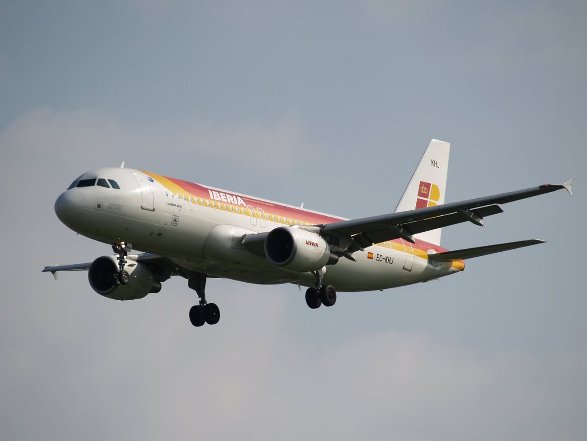 EC-KHJ A320-214 2347 Iberia Líneas Aéreas de España @ London Heathrow Airport 08.2007 © Piti Spotter Club Verona